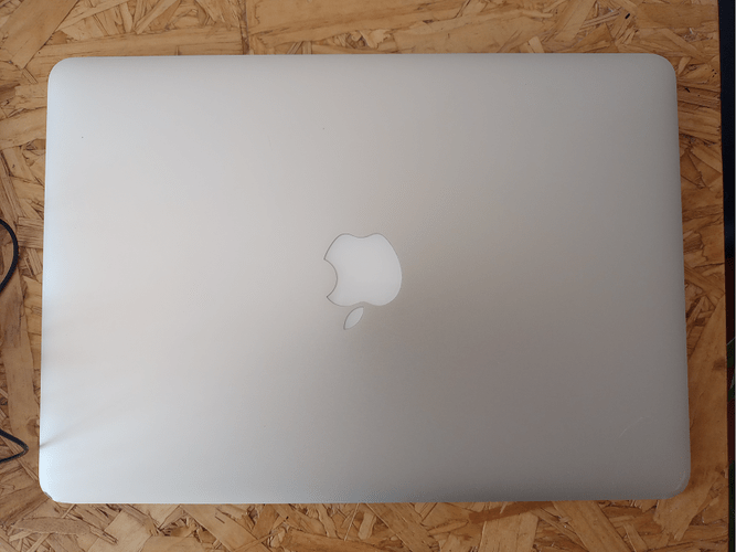 MACBOOK-01